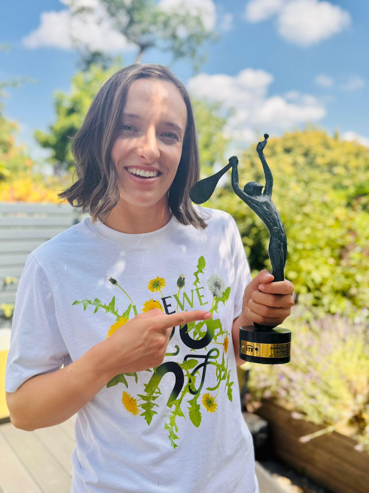 Swiatek hoists ITF World Champion trophy hours after Wimbledon triumph